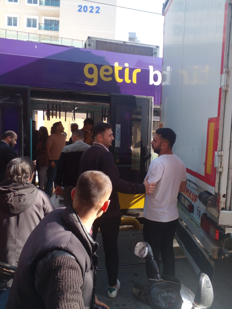 Zeytinburnu'nda tramvay tırın dorsesine çarptı